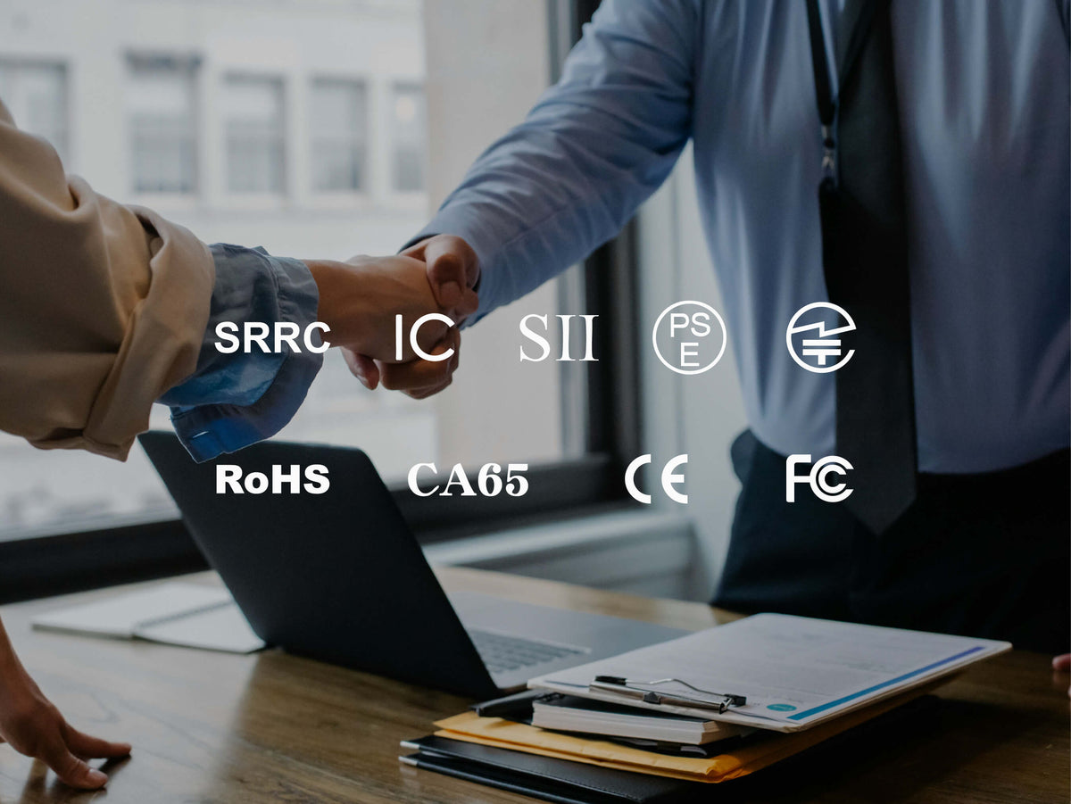 Zwei Menschen schütteln sich die Hände, darüber eingeblendete Zertifikatslogos. Der Hintergrund ist ein unscharfes Büro.